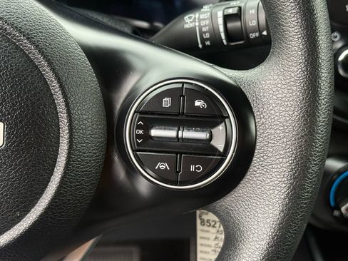Used 2025 Kia Soul LX w/ LX Technology Package FWD image 18