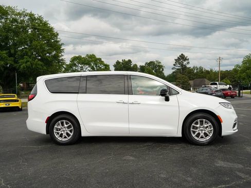 Used 2024 Chrysler Pacifica Touring-L FWD image 2