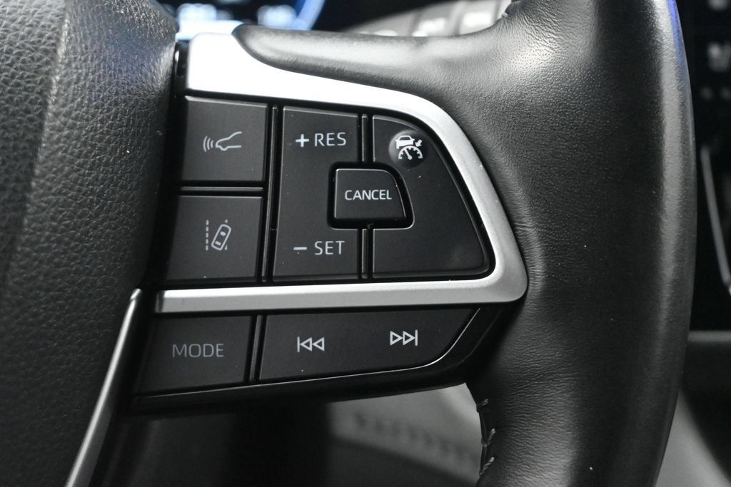 Used 2024 Toyota Highlander Limited FWD image 9