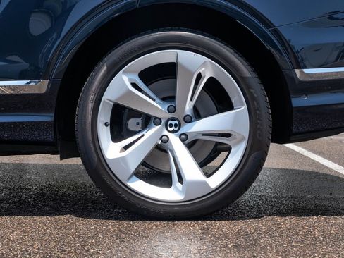 Used 2024 Bentley Bentayga AWD/4WD image 29