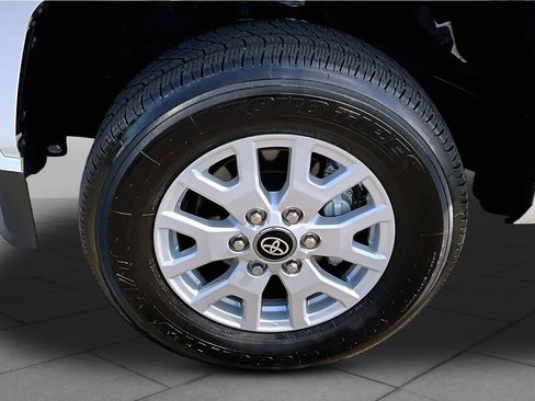 Used 2025 Toyota Tacoma SR5 AWD/4WD image 10
