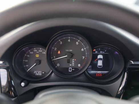 Used 2025 Porsche Macan image 11