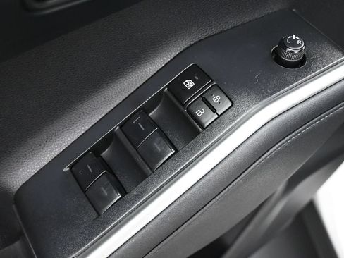 Used 2023 Toyota Highlander LE FWD image 4