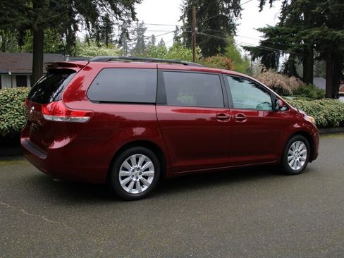 Used 2011 Toyota Sienna XLE w/ Entertainment Pkg AWD/4WD image 3
