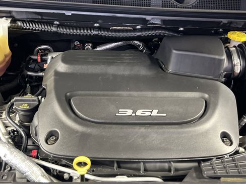 Used 2019 Chrysler Pacifica Touring Plus w/ Tire & Wheel Group FWD image 31