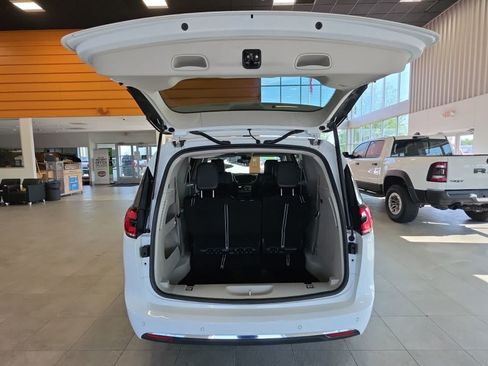 Used 2024 Chrysler Pacifica Touring-L FWD image 29