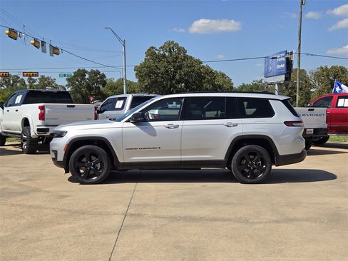 Used 2022 Jeep Grand Cherokee L Laredo image 3