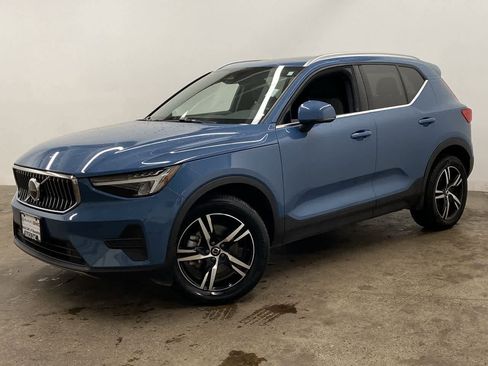 Used 2024 Volvo XC40 B5 Core image 1