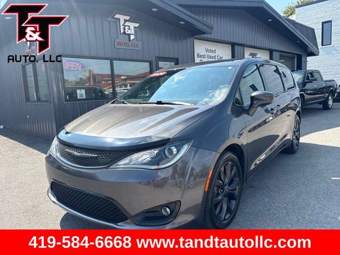 Used 2020 Chrysler Pacifica Touring w/ S Appearance Package FWD image 1