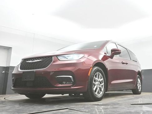 Used 2021 Chrysler Pacifica Touring w/ Cold Weather Group FWD image 42