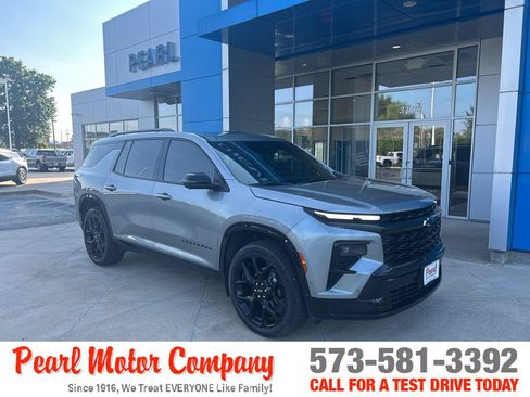 Used 2025 Chevrolet Traverse RS w/ LPO, Floor Liner Package AWD/4WD image 1