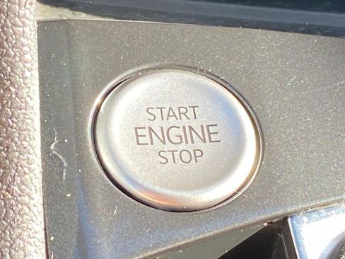 Certified 2024 Volkswagen Tiguan SE image 17