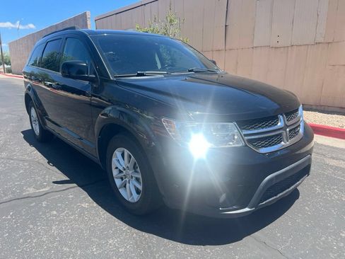Used 2019 Dodge Journey SE FWD image 2