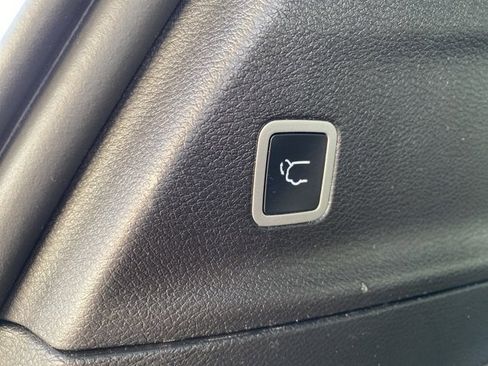 Used 2025 Chrysler Pacifica Limited image 8