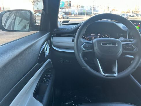 Used 2025 Jeep Compass Limited image 34