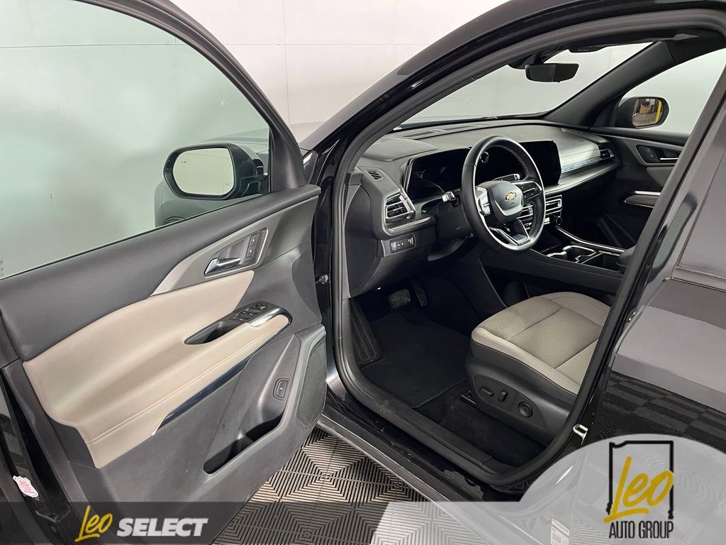 Used 2026 Chevrolet Traverse LT w/ Driver Confidence Package FWD image 9