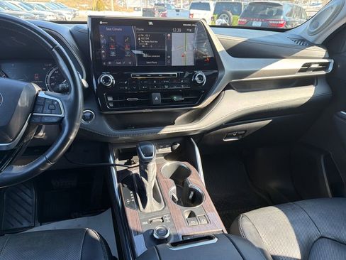 Used 2022 Toyota Highlander Limited image 16