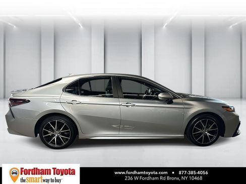 Used 2023 Toyota Camry SE image 2