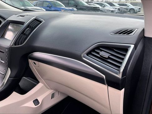 Used 2019 Ford Edge Titanium image 21