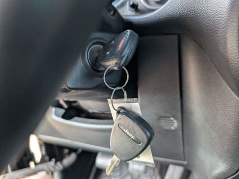 Used 2015 Jeep Wrangler Unlimited Sahara w/ Connectivity Group AWD/4WD image 21