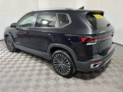 Used 2025 Volkswagen Taos SE FWD image 6