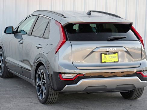 Used 2023 Kia Niro SX Touring image 45