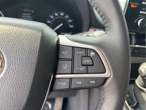 Used 2023 Toyota Sienna XLE FWD image 26