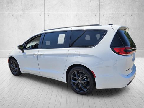 Used 2025 Chrysler Pacifica Limited FWD image 5
