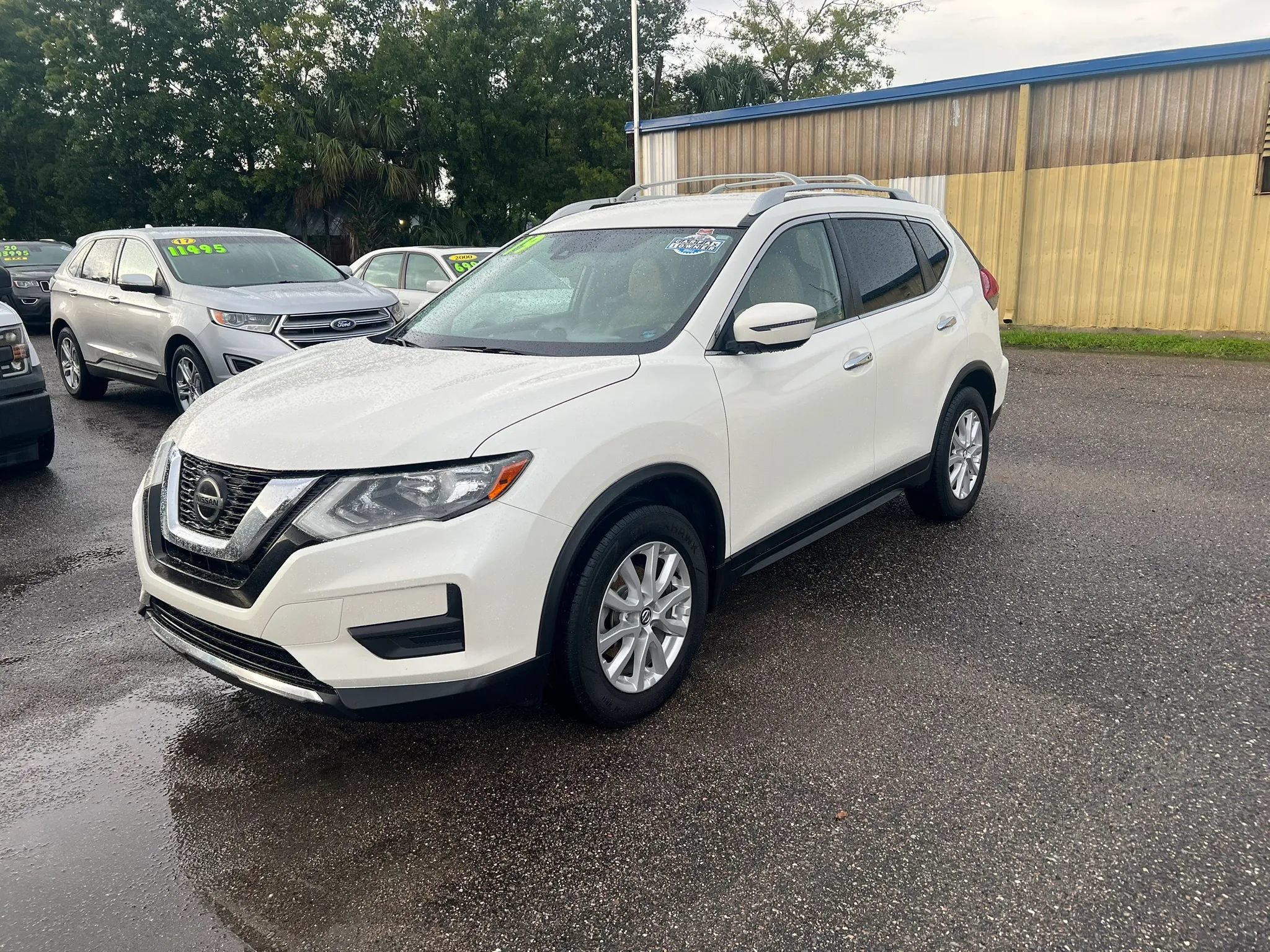 Used 2019 Nissan Rogue SV FWD image 2