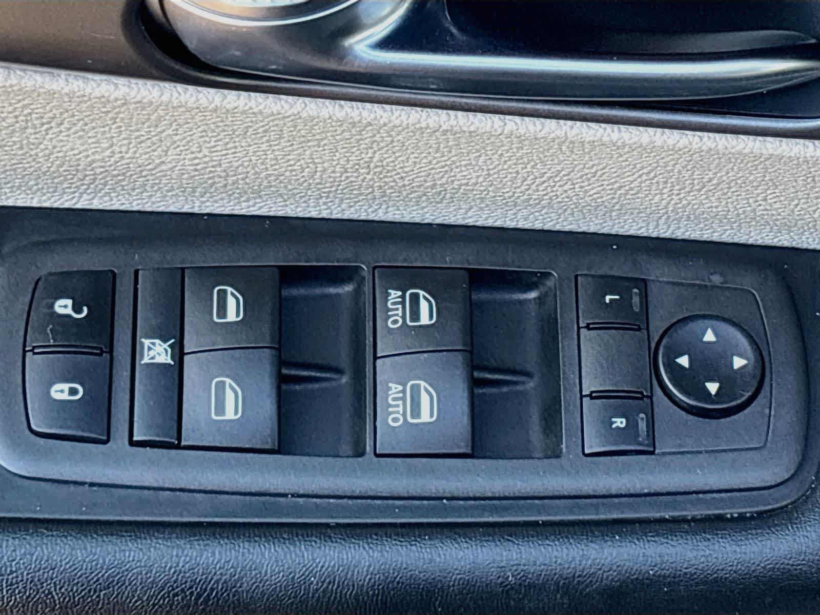 Used 2022 Chrysler Pacifica Touring-L FWD image 17