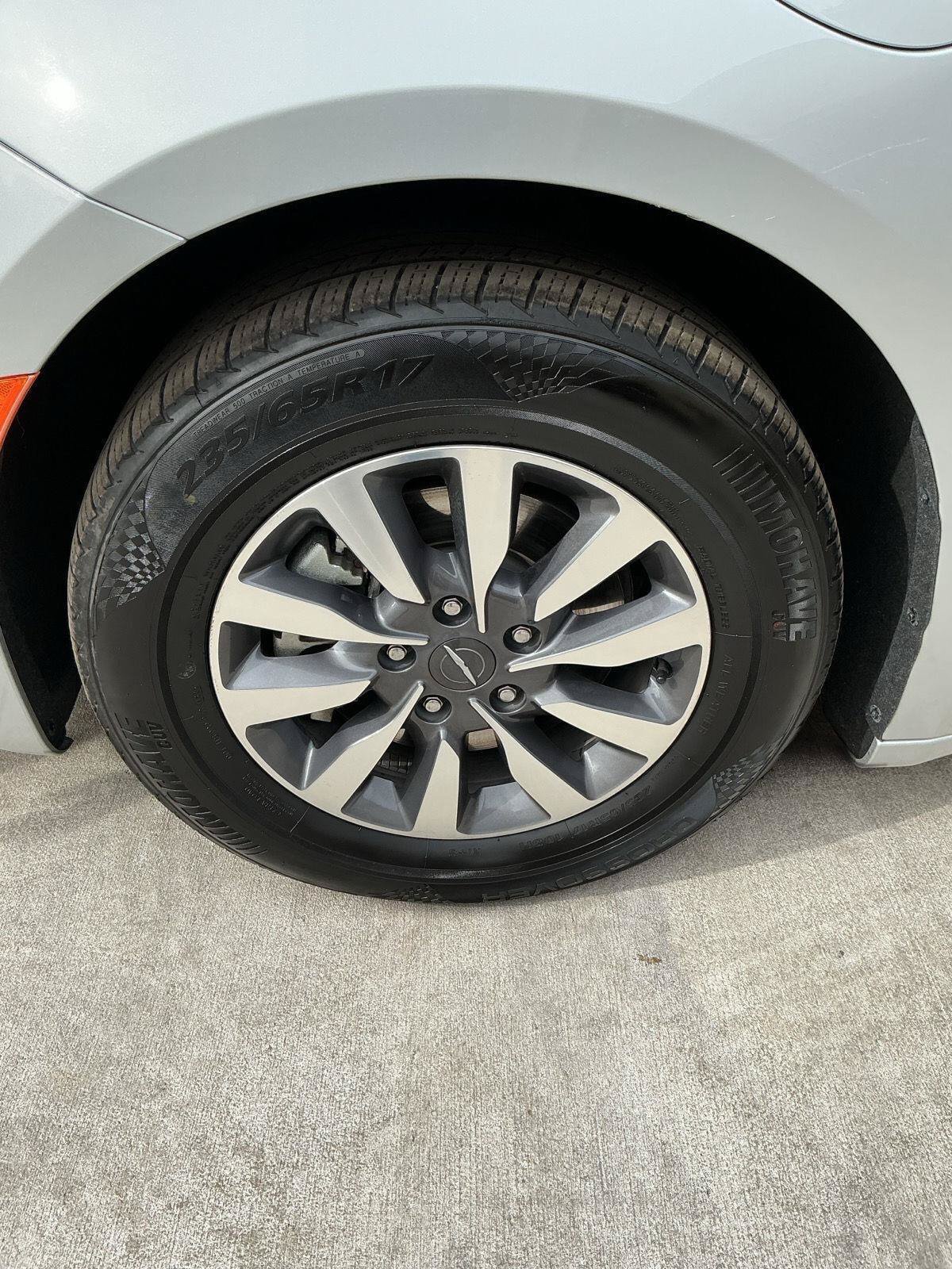 Used 2024 Chrysler Pacifica Limited FWD image 10