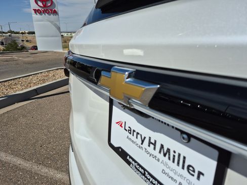 Used 2023 Chevrolet Traverse Premier FWD image 24