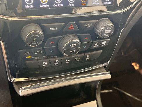 Used 2022 Jeep Grand Cherokee Laredo X image 15