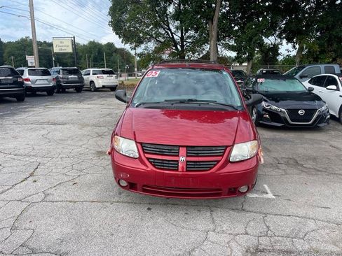 Used 2005 Dodge Grand Caravan SXT w/ Leather Interior Group FWD image 2