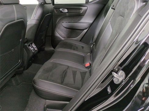Used 2023 Volvo XC40 B5 Plus image 19