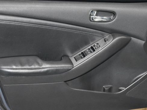 Used 2012 Nissan Altima 2.5 SL w/ Technology Pkg image 4