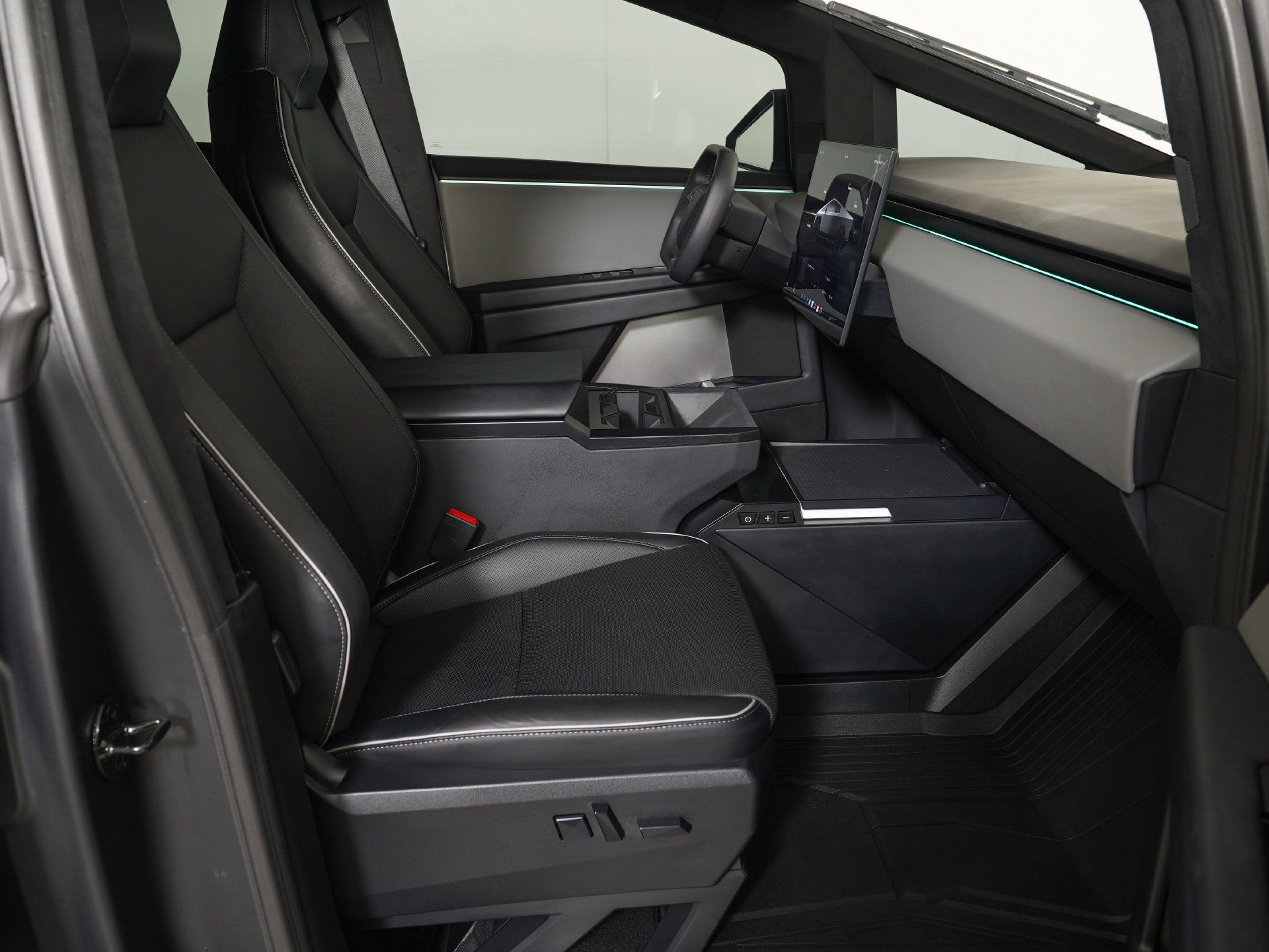 Used 2025 Tesla Cybertruck AWD Crew Cab image 10