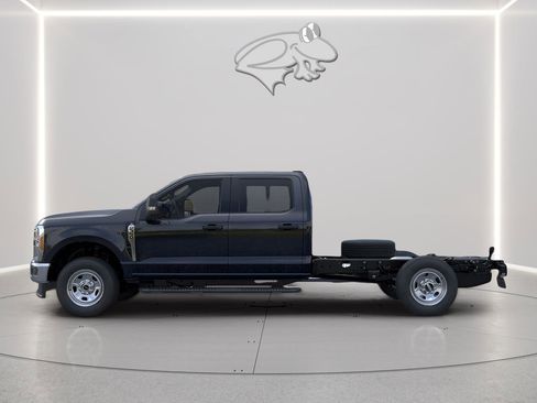 New 2026 Ford F350 XL w/ XL Chrome Package image 3