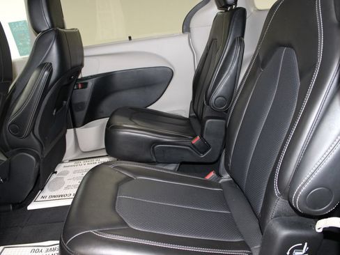 Used 2024 Chrysler Pacifica Touring-L FWD image 24
