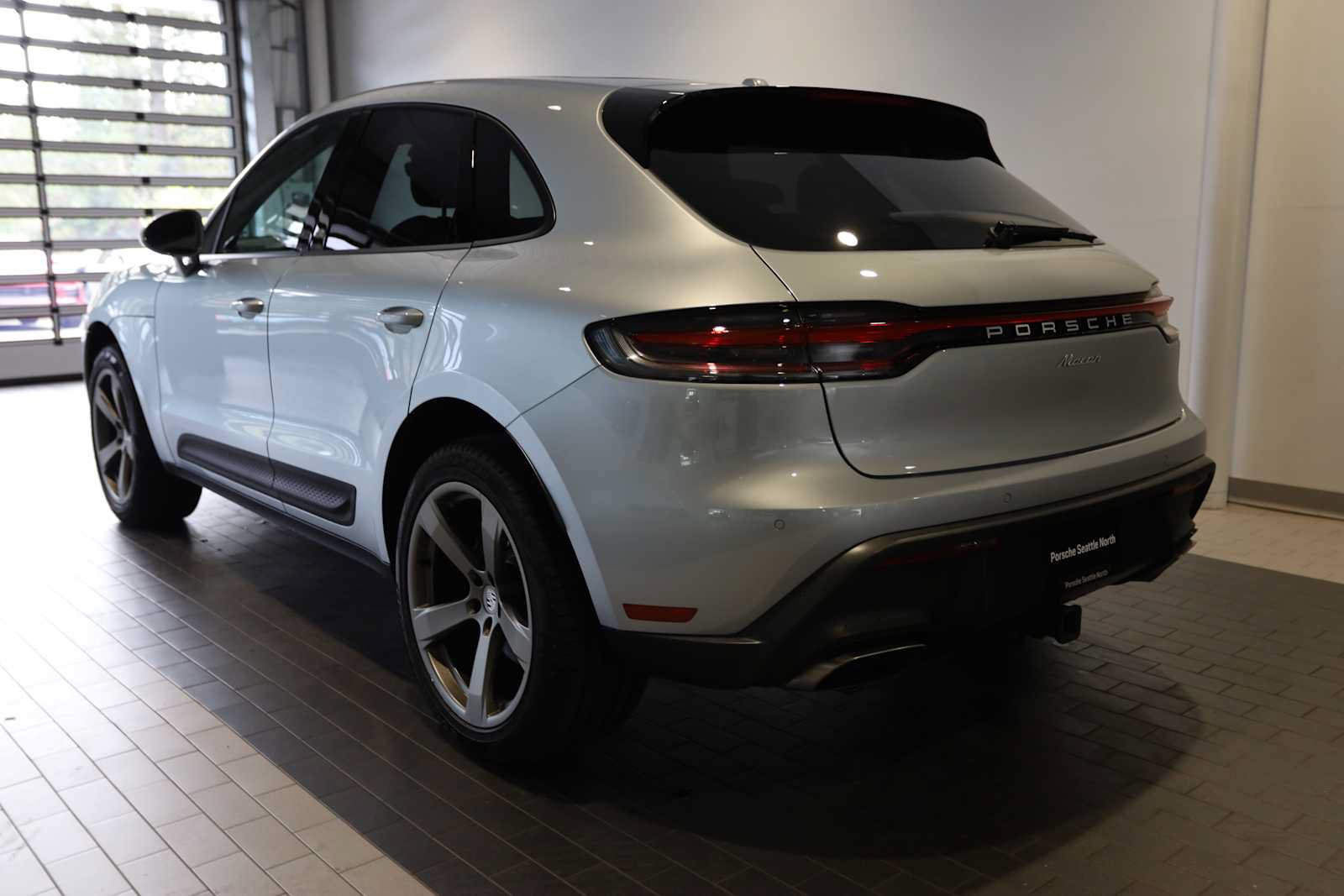 Used 2025 Porsche Macan AWD/4WD image 3