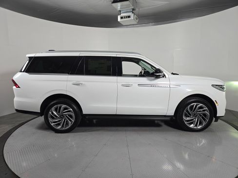 New 2026 Lincoln Navigator Premiere AWD/4WD image 3