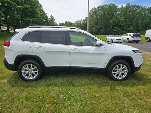 Used 2017 Jeep Cherokee Latitude w/ Cold Weather Group AWD/4WD image 8