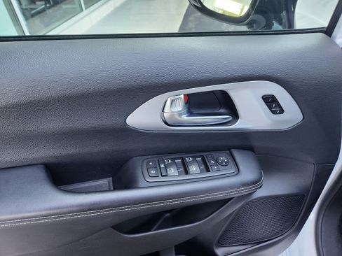 Used 2025 Chrysler Pacifica Limited FWD image 22