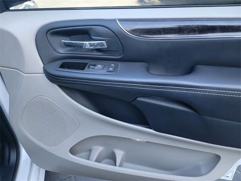 Used 2014 Chrysler Town & Country Touring image 24