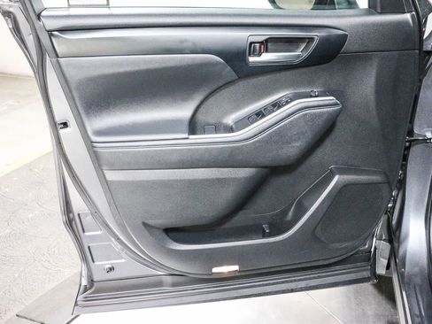 Used 2023 Toyota Highlander XLE FWD image 25