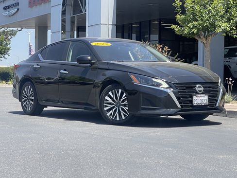 Used 2023 Nissan Altima 2.5 SV FWD image 3