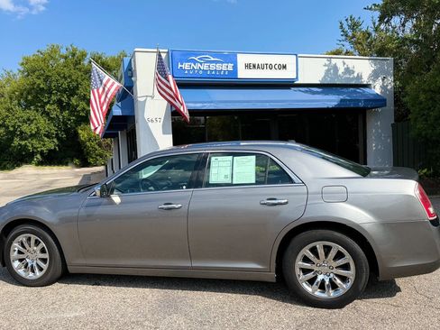 Used 2011 Chrysler 300 Limited RWD image 31