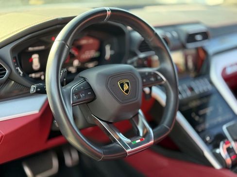 Used 2022 Lamborghini Urus image 11