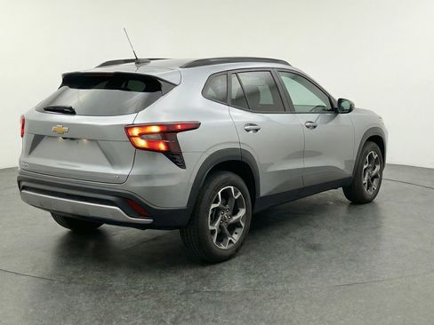 Used 2025 Chevrolet Trax LT FWD image 9