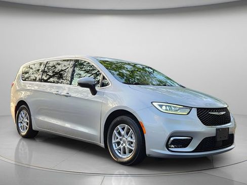 Used 2023 Chrysler Pacifica Touring-L FWD image 9